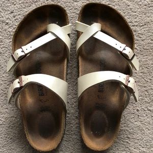 Women’s pearl white Mayari Birkenstock sandals.